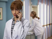 Schwester Yvonne (Maren Gilzer, rechts) hört zufällig ein Telefonat der Hygieneärztin Dr. Anne Wieland (Annika Ernst) mit ihrer Vorgesetzten im Gesundheitsdezernat, Vera Bader.