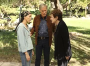 W&auml;hrend Lynette (Felicity Huffman, l.) ihre Mutter Stella (Polly Bergen, r.) und ihren Stiefvater Glen (Richard Chamberlain, M.) trifft, bekommt Gabrielle Besuch von der Polizei ...