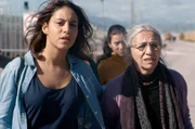 Rojda (Almila Bagriacik, li.) findet ihre Mutter (Maryam Boubani, re.) in einem griechischen Fl&uuml;chtlingslager.