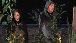 Opa Charly (Ulrich Pleitgen) hat seine Enkelin Marie (Nadine K&ouml;sters) zu einer seiner Guerilla Gardening-Aktionen mitgenommen