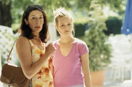 Mutter (Adele Neuhauser, l.) und Tochter (Stefanie Stappenbeck, r.) sind &uuml;berzeugt, dass Italiener manchmal anders ticken ...