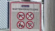 Schild „Waffenverbotszone“ Bahnhof Wien Nord, Praterstern. Schild „Waffenverbotszone“ Bahnhof Wien Nord, Praterstern.
