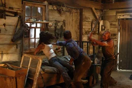 In der Waldh&uuml;tte m&uuml;ssen Jesse (Eliza Dushku, l.) und Chris (Desmond Harrington, M.) eine grauenvolle Entdeckung machen: Die Bewohner haben ein Faible f&uuml;r Menschenfleisch! Eine sadistische Jagd beginnt ...