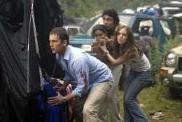 Eigentlich wollten (v.l.n.r.) Chris (Desmond Harrington, M.), Carly (Emmanuelle Chriqui), Scott (Jeremy Sisto) und Jessie (Eliza Dushku) ein ruhiges Wochenende beim Camping in den Bergen verbringen, doch ein &uuml;ber die Fahrbahn gespannter Stacheldraht unterbricht dieses Vorhaben abrupt.