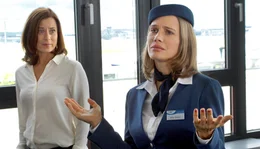 Stewardess Rita (Nadeshda Brennicke, re.) klagt ihrer Freundin und Airline-Einsatzplanerin Jana (Inka Friedrich) ihr Leid &uuml;ber die Liebe und den stressigen Job.