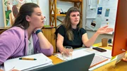 In ihrer Hilfsorganisation "Land-Grazien" beraten und unterstützen Miriam Peters (r.) und Mitarbeiterin Christina (l.), sowie weitere Mitarbeiterinnen Frauen, die von häuslicher Gewalt auf dem Land betroffen sind.