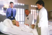 Eva (Karen Böhne, li.steh.) möchte, dass Mareike (Sanna Englund, lieg.) aus Reutlitz in die Psychiatrie verlegt wird. Dr. Strauss (Rainer Goernemann, hi.) und Martina (Judith Sehrbrock, re.) versuchen das zu verhindern.