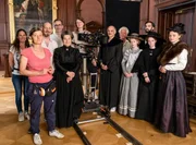 Das gesamte Team der Produktion „Aufstand im Bordell – Frauenhandel um 1900“ bei den Dreharbeiten. Das gesamte Team der Produktion „Aufstand im Bordell – Frauenhandel um 1900“ bei den Dreharbeiten.
