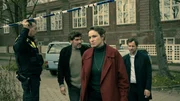Georg König (Stephan Szász, 2.v.l.), Katharina Tempel (Franziska Hartmann, 2.v.r.), Volker Tempel (Florian Stetter, r.) sind auf dem Weg zum Tatort. Georg König (Stephan Szász, 2.v.l.), Katharina Tempel (Franziska Hartmann, 2.v.r.), Volker Tempel (Florian Stetter, r.) sind auf dem Weg zum Tatort.