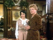 Jessica (Angela Lansbury) steht Mary (Kathleen Beller) bei, die ihren Vater verloren hat. Jessica (Angela Lansbury) steht Mary (Kathleen Beller) bei, die ihren Vater verloren hat.