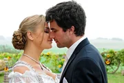 Hochzeit: Das Brautpaar Theresa (Ines Lutz, l.) und Konstantin (Moritz Tittel, r.) küsst sich nach dem Ja-Wort ...