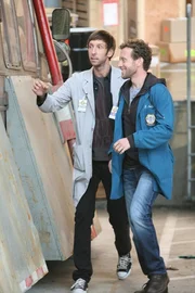 Joel David Moore, Thomas Joseph Thyne; Szenenbild aus BONES - Saison 7.
