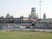 Blick über die Elbe auf die Frauenkirche (links vom Kran)