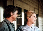 John (Ralph Waite, l.) und Olivia Walton (Michael Learned, r.) verfolgen sorgenvoll Mary Ellens Liebe zu einem Studenten.
