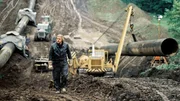 Arbeiter läuft an einem Bauabschnitt der „Drushba-Trasse“ entlang, 1970er, Ukraine (Foto für beide Teile). Arbeiter läuft an einem Bauabschnitt der „Drushba-Trasse“ entlang, 1970er, Ukraine (Foto für beide Teile).