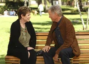 F&uuml;r Lynette stellt sich heraus, dass ihr Stiefvater Glen (Richard Chamberlain, r.) ihre Mutter Stella (Polly Bergen, l.) damals nicht verlassen hat, weil sie ihn betrogen hat, sondern weil er schwul ist ...