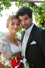 Hochzeit: Das wunderschöne Brautpaar Theresa (Ines Lutz, l.) und Konstantin (Moritz Tittel, r.).