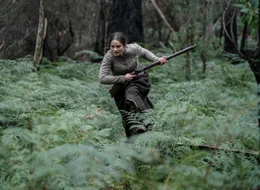 Clare (Aisling Franciosi) nimmt entschlossen alle Strapazen und Gefahren in Kauf, um die Wildnis Tasmaniens zu durchqueren und den Mord an ihrer Familie zu r&auml;chen.
