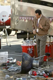 Inmitten des Trubels der zahllosen angetrunkenen Fans bei dem Footballspiel findet Monk (Tony Shalhoub) Hinweise darauf, dass in dem Stadion ein Verbrechen begangen worden sein könnte und sucht nun nach Beweisen.