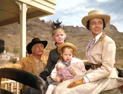 Zeb Rawlings (George Peppard, l.), Julie Rawlings (Carolyn Jones, r.)