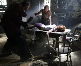 Der idyllische Ausflug endet f&uuml;r Francine (Lindy Booth) als Zwischenmahlzeit ...