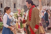 Gaston (Luke Evans, vorne r.) macht Belle (Emma Watson, vorne l.) einen Heiratsantrag