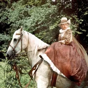 Prinzessin Arabella (Jana Nagyova) reitet durch eine Märchenwelt, in der es nicht mit rechten Dingen zugeht.