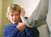 Als Melanie die hilflose Mareike (Sanna Englund) alleine im Bad findet, will sie sie fertig machen...