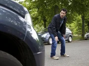 Philipp Brentano (Thomas Koch) ist auf dem Weg in die Sachsenklinik, um sich für eine Operation zu rechtfertigen - hätte Dr. Elena Eichhorn nicht eingegriffen, wäre ihm dabei fast ein Kunstfehler passiert. Seine Tablettensucht macht sich immer stärker bemerkbar. Er ist am Ende seiner Kräfte. Mitten auf einer stark befahrenen Straße erleidet Philipp einen Kreislaufzusammenbruch. Philipp Brentano (Thomas Koch) ist auf dem Weg in die Sachsenklinik, um sich für eine Operation zu rechtfertigen - hätte Dr. Elena Eichhorn nicht eingegriffen, wäre ihm dabei fast ein Kunstfehler passiert. Seine Tablettensucht macht sich immer stärker bemerkbar. Er ist am Ende seiner Kräfte. Mitten auf einer stark befahrenen Straße erleidet Philipp einen Kreislaufzusammenbruch.