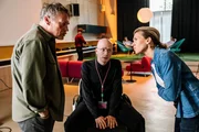 Die Kommissare Vanessa Haas (Kerstin Landsmann) und Matti Wagner (Pierre Besson) konfrontieren Theo Sommerfeld (Markus J. Bachmann), den Geschäftspartner der Ermordeten. (Komparsen im Bild)