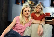 Jule (Kim-Sarah Brandts, l.) erzählt Britta (Jelena Mitschke, r.) traurig, dass sie Sönke verletzten musste, um ihm jede Hoffnung auf eine Beziehung mit ihr zu nehmen. Jule (Kim-Sarah Brandts, l.) erzählt Britta (Jelena Mitschke, r.) traurig, dass sie Sönke verletzten musste, um ihm jede Hoffnung auf eine Beziehung mit ihr zu nehmen.