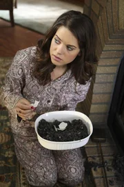 Dylan (Lyndsy Fonseca) findet die &Uuml;berreste eines verbrannten Zettels. Will ihre Mutter Katherine ihr etwas verheimlichen?