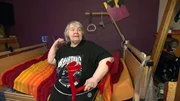 Frührentnerin Dagmar (60) hat nach langem Warten endlich ein Pflegebett.