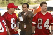 Monk (Tony Shalhoub, Mi.) hat Karten für ein begehrtes Footballspiel geschenkt und beglückt den Footballfan Captain Stottlemeyer (Ted Levine) mit der zweiten Karte. Doch dessen Freude schwindet merklich, als Monk meint, im Stadion Hinweisen auf einen Mord nachgehen zu müssen... (re. Darst. unbekannt)