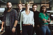 Sophie Cross (Alexia Barlier, Mitte) gibt ihren Anwaltsberuf auf und wechselt in den Polizeidienst im Team von Gabriel Deville (Cyril Lecomte, 2. v. re.) und der Dienststelle, die von ihrem Mann Thomas Leclercq (Thomas Jouannet, 2. v. li.) geleitet wird. Mit ihm Team sind noch Fred Fontaine (Oussama Kheddam, li.) und Amina Dequesne (Mariama Gueye). Fotos Episode 1 "Teuflischer Plan". Sophie Cross (Alexia Barlier, Mitte) gibt ihren Anwaltsberuf auf und wechselt in den Polizeidienst im Team von Gabriel Deville (Cyril Lecomte, 2. v. re.) und der Dienststelle, die von ihrem Mann Thomas Leclercq (Thomas Jouannet, 2. v. li.) geleitet wird. Mit ihm Team sind noch Fred Fontaine (Oussama Kheddam, li.) und Amina Dequesne (Mariama Gueye). Fotos Episode 1 "Teuflischer Plan".