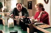 Die Sopranos "Zwischen Glück und Gloria". Im Bild: James Gandolfini (Tony Soprano), Edie Falco (Carmela Soprano). Die Sopranos "Zwischen Glück und Gloria". Im Bild: James Gandolfini (Tony Soprano), Edie Falco (Carmela Soprano).