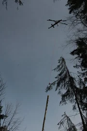 Bei den Extrem-Holzfällern in den Alpen muss jeder Handgriff sitzen. Selbst kleinste Fehler haben in diesem Job fatale Folgen. Trotzdem erledigen die Männer ihre Aufgaben verlässlich und effizient. DMAX DOKU begleitet in dieser Ausgabe drei Teams in schwieriges Gelände.