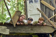 Das Baumhaus wird zum Zufluchtsort vor einer Löwin. Tadeo (Kajetan Filip Simon, rechts), Sam (Yann Cosack, Mitte) und Valentin (Uke Bosse, links) sind erstmal in Sicherheit. Das Baumhaus wird zum Zufluchtsort vor einer Löwin. Tadeo (Kajetan Filip Simon, rechts), Sam (Yann Cosack, Mitte) und Valentin (Uke Bosse, links) sind erstmal in Sicherheit.