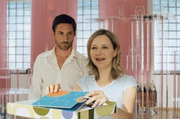 Voller Vorfreude bereiten Charlotte (Stefanie Stappenbeck, r.) und Paolo (Benjamin Sadler, l.) die Ausstellung vor. Da macht der junge Mann Charlotte einen Heiratsantrag ...