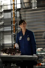 Brennan (Emily Deschanel)