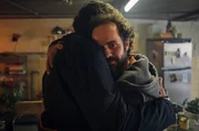 Reini (Felician Hohnloser, r.) scheint sich aufrichtig über das Wiedersehen mit dem Bruder (Hans-Jochen Wagner) zu freuen.