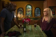 Amenadiel (DB Woodside, l.); Linda Martin (Rachael Harris, r.) Amenadiel (DB Woodside, l.); Linda Martin (Rachael Harris, r.)