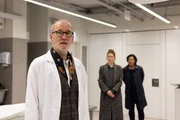 v.li.: Professor Rost (Peter Lohmeyer), Anna Grünwald (Lisa Schützenberger) und Thomas Meiberger (Fritz Karl)