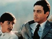 Michael Corleone (Al Pacino) hat nun die Gesch&auml;fte seines Vaters &uuml;bernommen und hofft, dass sein Sohn Anthony (James Gounaris) irgendwann der Chef wird.