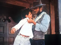 Monco (Clint Eastwood, r.) fasst nicht gerade mit Samthandschuhen zu ...
