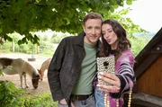 Statt zu arbeiten posiert Gehilfin Zoe (Ariane Gleichauf, rechts) lieber mit Martin (Sebastian Achilles, links) für ein Selfie. Statt zu arbeiten posiert Gehilfin Zoe (Ariane Gleichauf, rechts) lieber mit Martin (Sebastian Achilles, links) für ein Selfie.