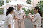 Ärztin Sheila Khan (Carolina Nhacocane, l.) informiert Dr. Dylan van Boeken (Moritz Führmann, M.) und Dr. Maral Safadi (Sesede Terziyan, r.) über einen neuen Patientenfall. Ärztin Sheila Khan (Carolina Nhacocane, l.) informiert Dr. Dylan van Boeken (Moritz Führmann, M.) und Dr. Maral Safadi (Sesede Terziyan, r.) über einen neuen Patientenfall.