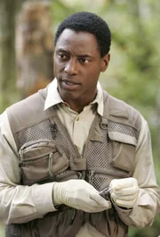 Um nicht ganz alleine zum Fischen gehen zu müssen, lädt Derek, Burke (Isaiah Washington) dazu ein.
