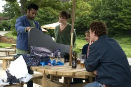 Himesh Patel als Jack, l., Lily James als Ellie, 2.v.l.
