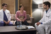 Kathleen Fritsche (Yasmina Djaballah, M.) möchte ihrem Bruder Sebastian Lienhardt einen Teil ihrer Leber spenden. Dr. Ahrend (Roy Peter Link, r.) und Elias Bähr (Stefan Ruppe, l.) klären sie über alles auf. Kathleen Fritsche (Yasmina Djaballah, M.) möchte ihrem Bruder Sebastian Lienhardt einen Teil ihrer Leber spenden. Dr. Ahrend (Roy Peter Link, r.) und Elias Bähr (Stefan Ruppe, l.) klären sie über alles auf.